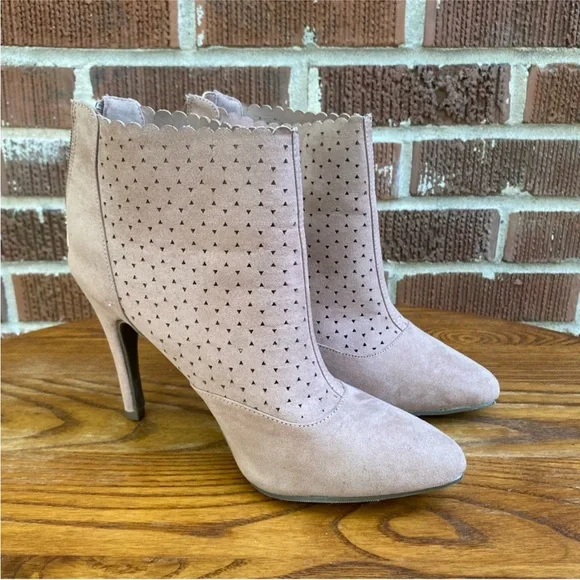 Liz Claiborne Serina Perforated Rose Pink Stiletto Ankle Booties Size 8 - Picture 1 of 7